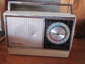 lot 104 image: ROSS SUPREME  12 TRANSISTOR  RADIO