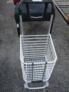lot 25 image: metal rolling grocery cart
