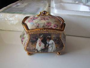 lot 139 image: little girl trinket box new