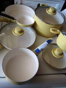 lot 19 image: Green life set of yellow pans  like new