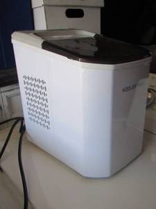 lot 149 image: Kooler things ice machine maker