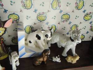 lot 171 image: Doggy dcor  figurines