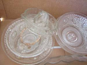 lot 180 image: clear glass decorative bowls