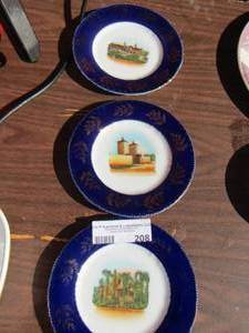 lot 208 image: blue wall plate qty 3