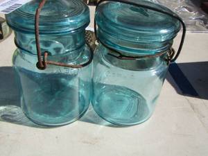 lot 211 image: 2 GREEN MASON JARS WITH SNAP LIDS