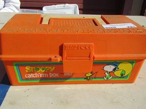 lot 221 image: kids vintage snoopy tackle box