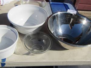 lot 232 image: various mixing bowls