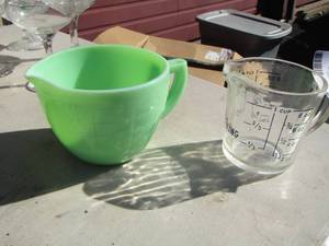 lot 243 image: VINTAGE JADEITE MEASURING  CUP by McKEE  &  1 CUP GLASS MEASURING CUP