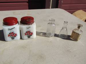 lot 247 image: S&P shakers