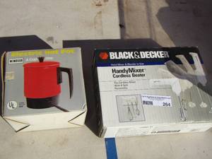 lot 264 image: electric hot pot- black and decker mixer