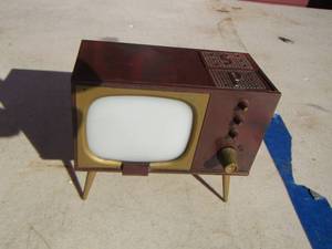lot 275 image: mini TV S&P shaker vintage