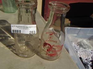 lot 283 image: Vintage milk glasses