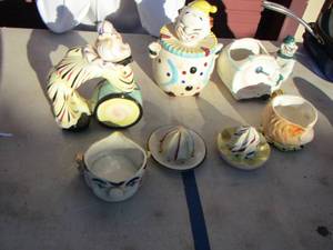lot 313 image: Clown lot - PLANTERS, DISH  & JUICERS