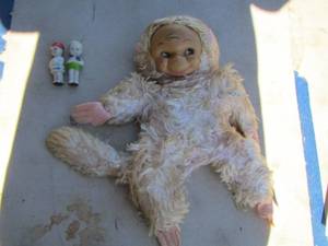 lot 351 image: GUND BABY MONKEY  & 2 SMALL CERAMIC DOLLS
