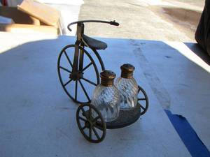 lot 354 image: Bicycle S&P shaker