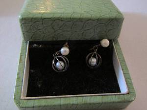 lot 363 image: green earring box with pearl tip earrings