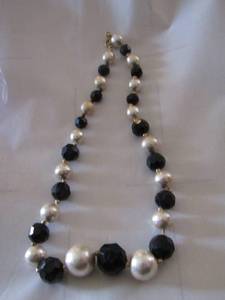 lot 389 image: womens beaded necklace