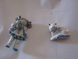 lot 369 image: porcelain shirt pins - girl- cat