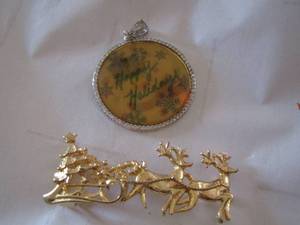 lot 365 image: happy holidays shirt pin- Santa sleigh shirt pin