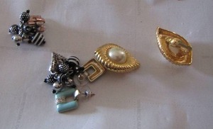 lot 418 image: various womens clip on earrings