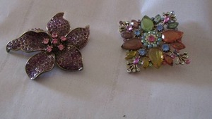lot 416 image: 2 shirt pins flower design