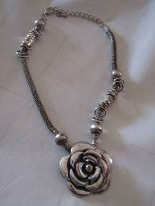 lot 387 image: Rose necklace