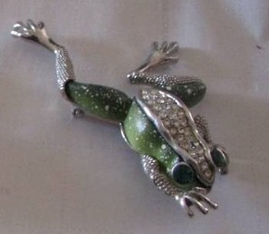 lot 367 image: frog and zebra shirt pins