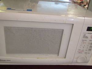 lot 69 image: white microwave needs cleaned