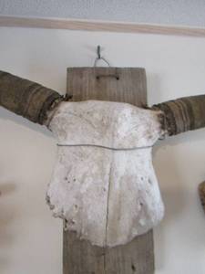 lot 31 image: Bull skull wall art 14 x 24