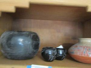 lot 125 image: Indian pottery qty 4 - BLACK ARE CEDAR MESA   QTY X $$  SM BLACK - 2 HT, LARGE BLACK IS 6 HT  BROWN - 5 SIGNED BY BENJAMIN SOTO