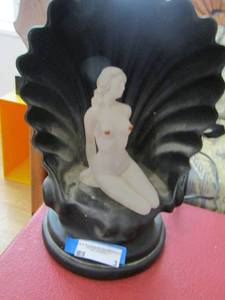 lot 3 image: Black Clam shell with Lady Lamp
