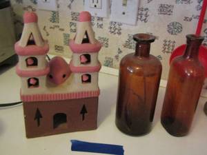 lot 139 image: 2 brown glass bottles and a pottery art