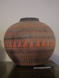 lot 26 image: Pottery vase Navajo