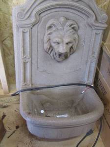 lot 5 image: Lion head electric fountain