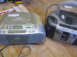 lot 199 image: 2 single disc cd radio players