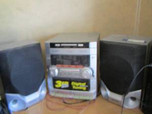 lot 264 image: Sony 6 disc changer with amFM plus speakers and remote