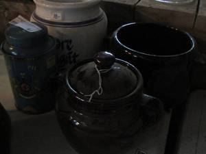 lot 94 image: BROWN BEAN POT W LID, Brown Pottery, Crock, - tin can