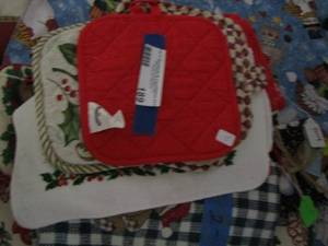 lot 189 image: pot holders, Christmas hand towels and more