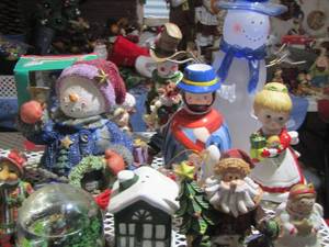 lot 199 image: various Christmas dcor