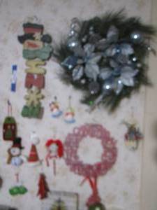 lot 228 image: ornaments and door dcor