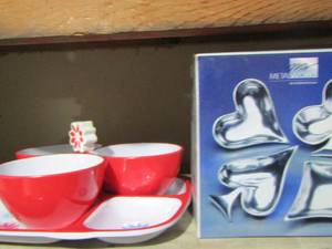 lot 246 image: red and white holder with cups- metal art design