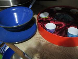 lot 260 image: noodle ramen bowl - rose color tea cups and plates