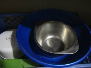 lot 262 image: Casserole dishes with lids, mixing bowls