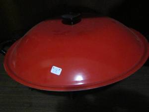 lot 275 image: Skillet with red lid