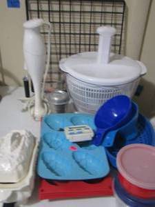 lot 289 image: measuring cups- silicone molds plus electric soup dish vintage has small break in lid