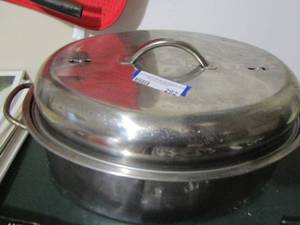 lot 292 image: medium roaster with lid