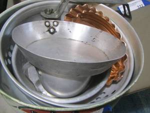 lot 325 image: jello molds and more