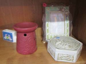 lot 350 image: scentsy warmer, photo frame, and other dcor