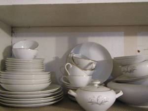 lot 10 image: Kayson fine China Golden Rhapsody dish set