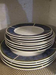 lot 64 image: Sapphire 8822 dishes 4 dinner plates, 4 saucers, 4 bowls
